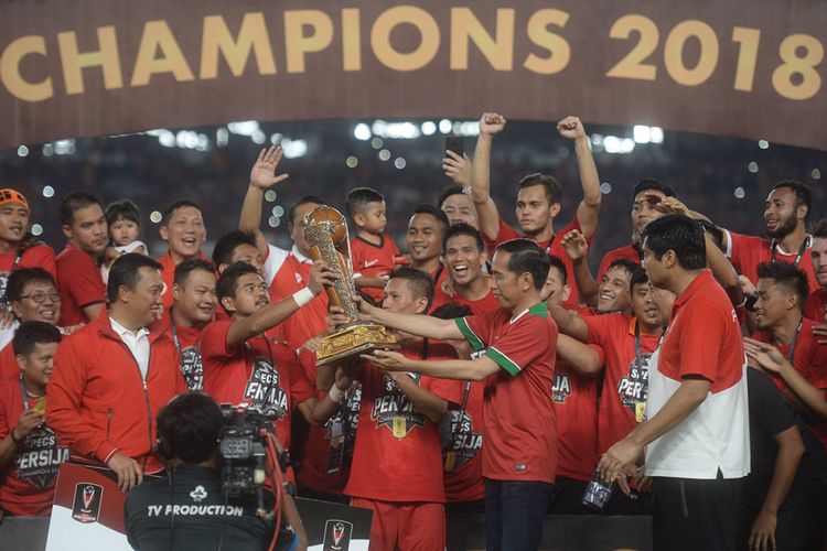 Presiden Joko Widodo (kedua kanan) menyerahkan piala kepada pemain Persija Jakarta Bambang Pamungkas (kedua kiri) dan Ismed Sofyan (tengah) usai laga final Piala Presiden melawan Bali United di Stadion Utama Gelora Bung Karno, Jakarta, Sabtu (17/2/2018). Persija berhasil menjadi juara setelah menang dengan skor 3-0.