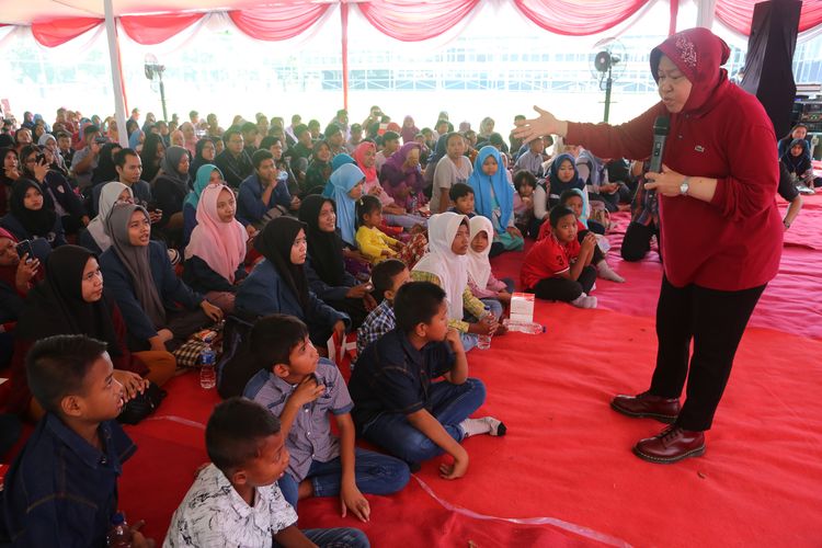 Wali Kota Surabaya, Tri Rismaharini, memberikan motivasi dan pembinaan kepada anak-anak dan mahasiswa dalam acara Gathering Campus Social Responsibility di Universitas Surabaya, Minggu (28/4/2019).