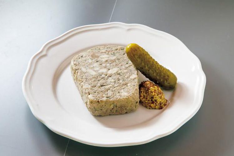 Pate de Campagne seharga 972 yen yang terbuat dari pinggang babi, hati, dan lemak punggung. Hidangan ini memiliki rasa yang kaya.