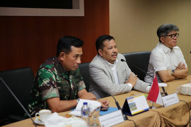 Kunjungan KSAU ke Batam membahas hal-hal strategis terutamanya sistem keamanan udara di kawasan strategis perbatasan. Rencananya TNI Angkatan Udara (AU) akan mengoptimalkan dukungan kegiatan operasional pengamanan kedaulatan NKRI untuk menjamin keamanan berinvestasi di kota Batam dan sekitarnya.