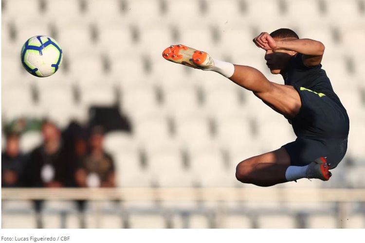 Penyerang timnas Brasil, Richarlison, beraksi pada sebuah sesi latihan di Porto, Portugal, pada Maret 2019.