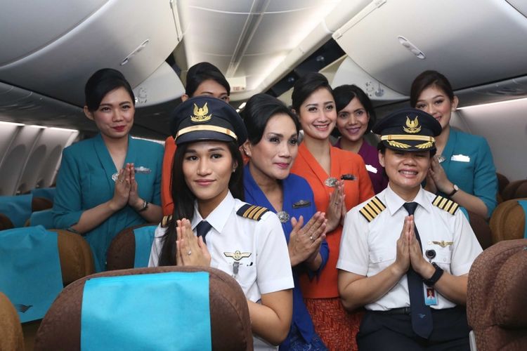 Para awak kabin Garuda Indonesia berpose usai melakukan penerbangan bertajuk Kartini Flight di Bandara Soekarno-Hatta, Jumat (21/4/2017). Garuda Indonesia menggelar Kartini Flight dalam rangka menyambut Hari Kartini. Seluruh petugas penerbangan dari pilot, pramugari hingga teknisi adalah perempuan.