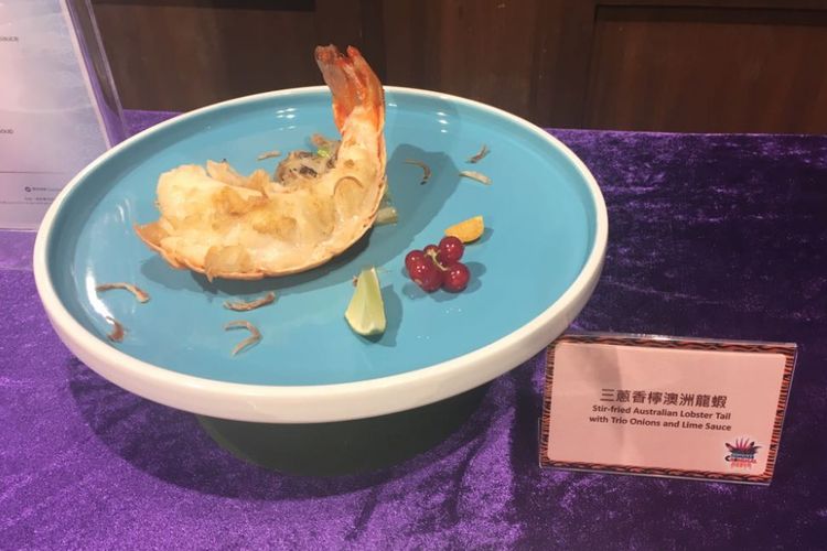 Lobster yang digoreng lalu ditumis dengan tiga jenis bawang dan disajikan bersama saus lemon. Menu ini hanya ada saat perayaan Summer Carnimal 2018 di Ocean Park Hongkong.
