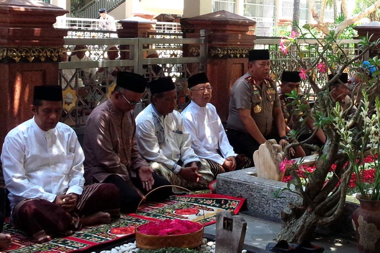 Kapolda Jatim, Irjen Pol Luki Hermawan, didampingi pengasuh Pesantren Tebuireng Jombang, KH. Salahuddin Wahid dan para pengasuh Pesantren Tebuireng Jombang, berziarah di makam pendiri NU, KH. Hasyim Asyari dan KH. Abdurrahman Wahid (Gus Dur), Minggu (7/10/2018).