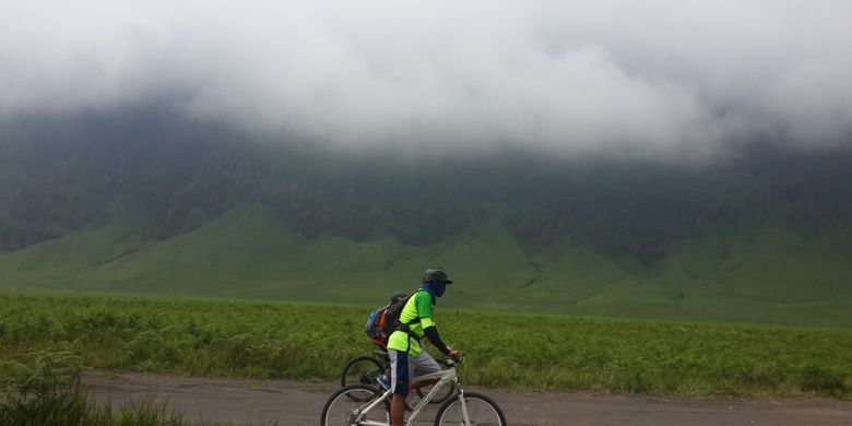 Sejumlah peserta Funbike Bromo 2017 yang diselenggarakan oleh Balai Besar Taman Nasional Bromo Tengger Semeru (TNBTS) saat menuju Blok Padang Sabada Bukit Teletubbies, Gunung Bromo, Jawa Timur, Minggu (19/11/2017)