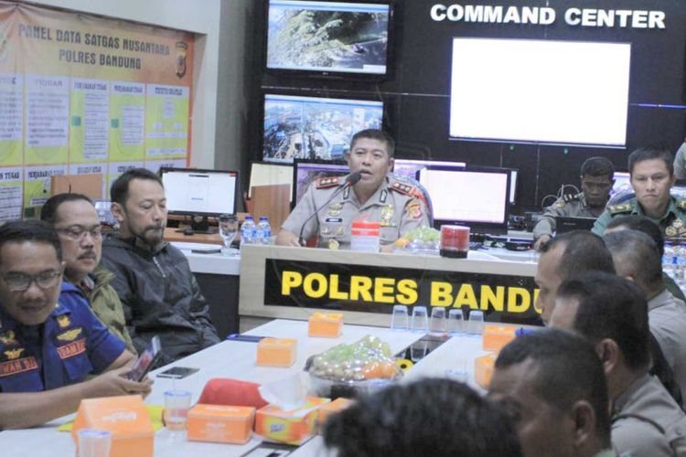 Kapolres Bandung AKBP Indra Hermawan saat memimpin rapat koordinasi pengamanan laga Persib Vs Persiwa di Mapolres Bandung, Jumat (8/2/2019).