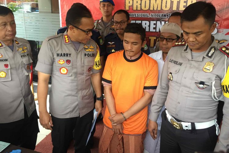 Polres Metro Tangerang menetapkan sopir pikap yang terbalik di Cipondoh, Rizki Fahmi Adzim (20), sebagai tersangka. Rizki dikenakan Pasa 310 ayat 3 dan 4 juncto Pasal 160 ayat 1 juncto Pasal 137 ayat 4 Undang-Undang Nomor 22 Tahun 2009 dengan ancaman pidana penjara enam tahun, Rabu (28/11/2018). 