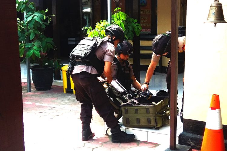 Tim Gegana membawa 2 barang bukti  yang diduga bom yang digunakan pelaku perampokan Toko Emas Morodadi Barat Magetan. Barang yang diduga rakitan bom tersebut saat ini diamankan oleh Tim Gegana Polda Jawa Timur.