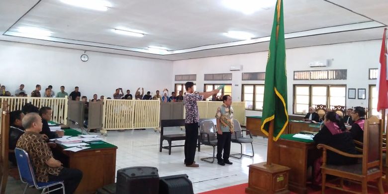 Bupati Banjarnegara Budhi Sarwono diambil sumpah sebelum menjadi saksi kasus mafia bola di Pengadilan Negeri Banjarnegara, Jawa Tengah, Kamis (9/5/2019).