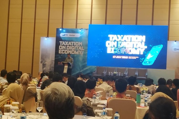 Direktur Jenderal Pajak Kementerian Keuangan Robert Pakpahan memberikan penjelasan terkait perkembangan digital ekonomi di Hotel Ritz Jakarta, Rabu (17/7/2019).