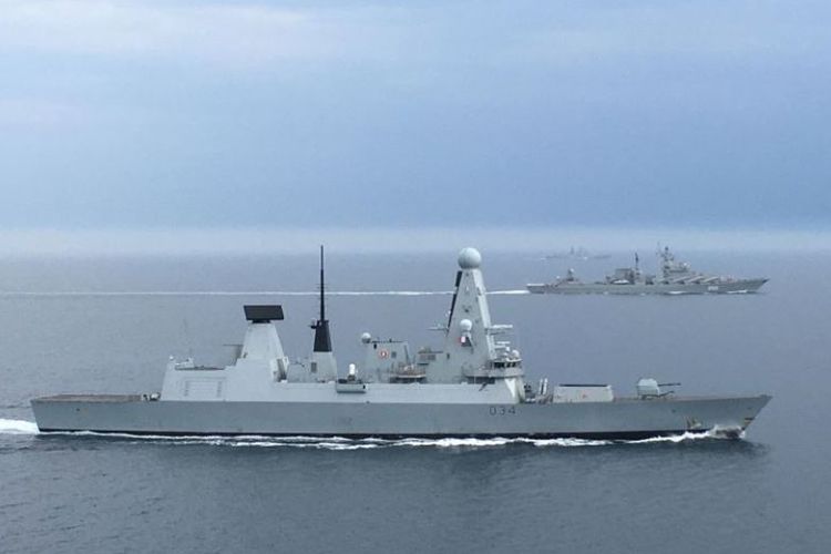 Armada Angkatan Laut Kerajaan Inggris, HMS Diamond saat mengawal dua kapal perang Rusia yang melintasi perairan dekat dengan Selat Inggris.