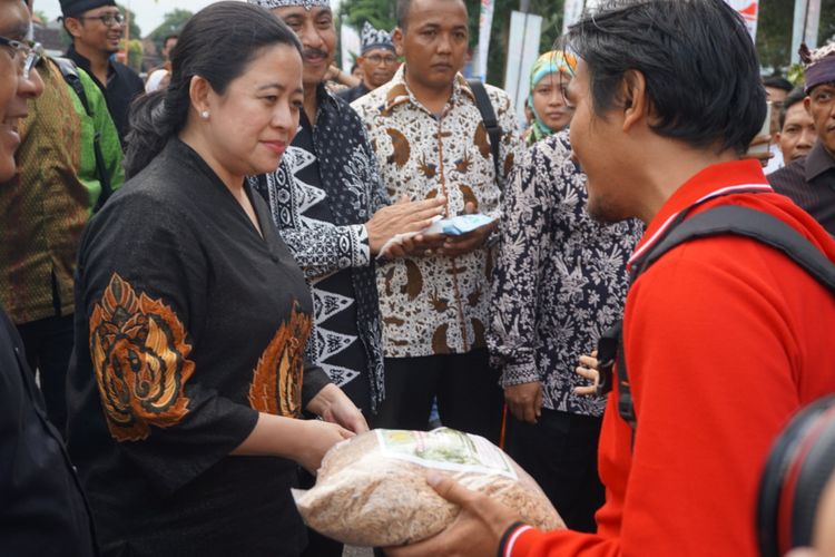 Warga Situbondo menyerahkan bibit padi ke Mentri Puan saat menyaksikan BEC 2017