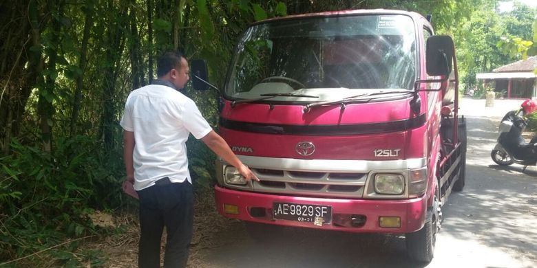 Inilah truk tangki pengangkut limbah tahu cair yang diamankan Polsek Kota Ponorogo saat membuang limbah di Sungai Paju-Ponorogo, Senin (13/3/2017) siang.