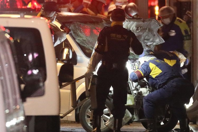 Polisi menyelidiki sebuah mobil yang menabrak kerumunan di Tokyo, Jepang, saat momen Malam Tahun Baru (1/1/2019). Sembilan orang dilaporkan terluka atas insiden tersebut.