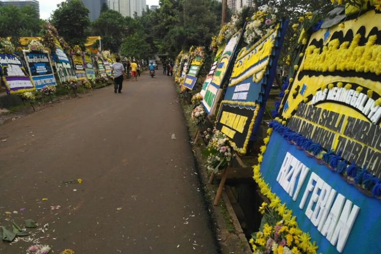 Ratusan karangan bunga memenuhi area pemakaman ibunda Mikha Tambayong, Deva Malaihollo di TPU Menteng Pulo, Tebet, Jakarta Selatan, Selasa (5/3/2019).