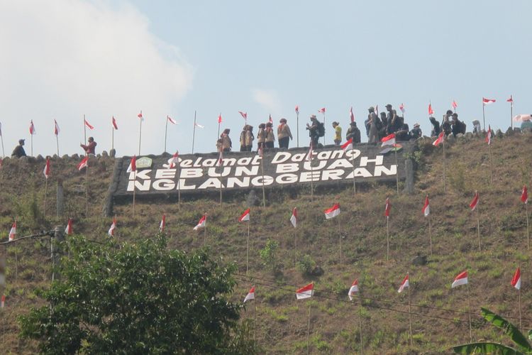 Ribuan bendera di sekitar Embung Nglanggeran, Patuk, Gunung Kidul, sebagai salah satu tempat menarik wisatawan.