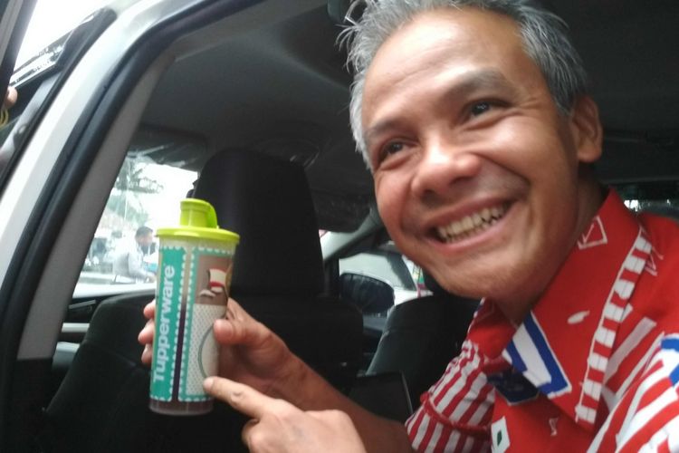 Cagub Jateng 2018, Ganjar Pranowo, memperlihatkan salah satu botol berisi madu kegemarannya di sela kampanye di kantor DPC PDI-P Magelang, Selasa (6/3/2018).