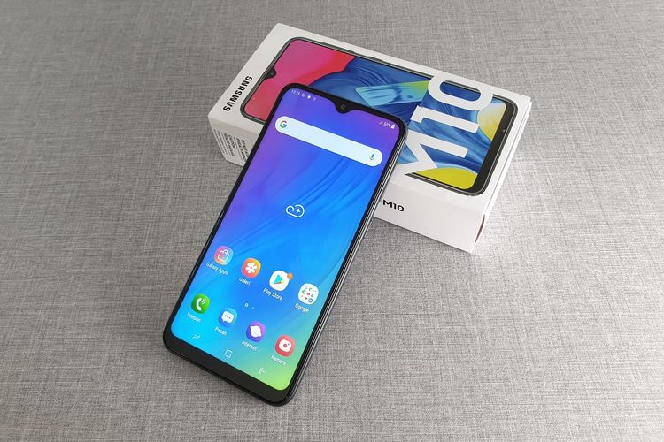 Samsung Galaxy M10 mengusung layar Infinity V dengan bentang diagonal seluas 6,22 inci. Panel layar ponsel ini adalah TFT dengan resolusi 720 x 1520 piksel. 