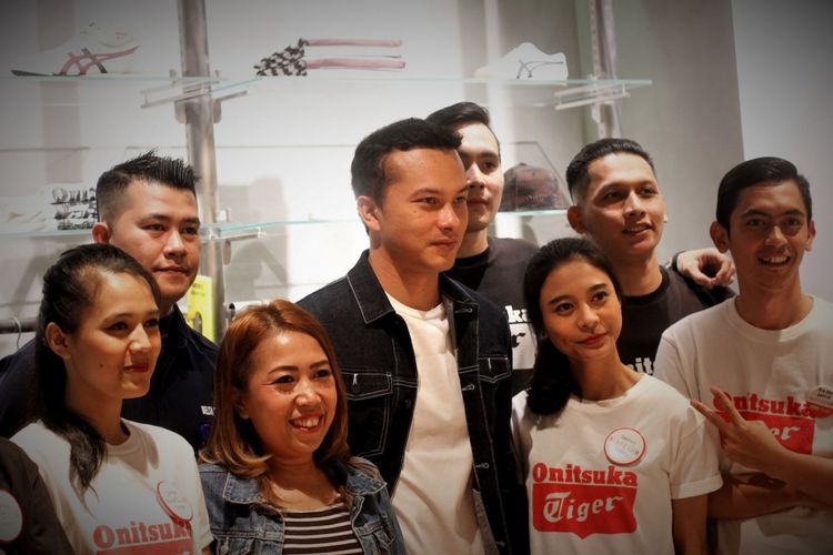 Nicholas Saputra saat menghadiri pembukaan gerai Onitsuka Tiger di Bandung, Sabtu (29/9/2018)