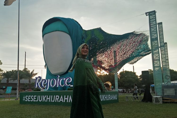 Aktris Chacha Frederica pada peluncuran sampo dan kondisioner Rejoice Hijab Perfection Series di Masjid Agung Al-Azhar, Jakarta Selatan, Selasa (15/5/2019).