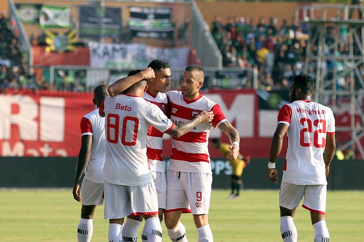 Pemain Madura United merayakan kemanangan atas Persebaya Surabaya di Babak 8 Besar Piala Indonesia dengan skor 2-1 di Stadion Gelora Madura Ratu Pameliingan, Pamekasan Jawa Timur, Kamis (27/06/2019). 