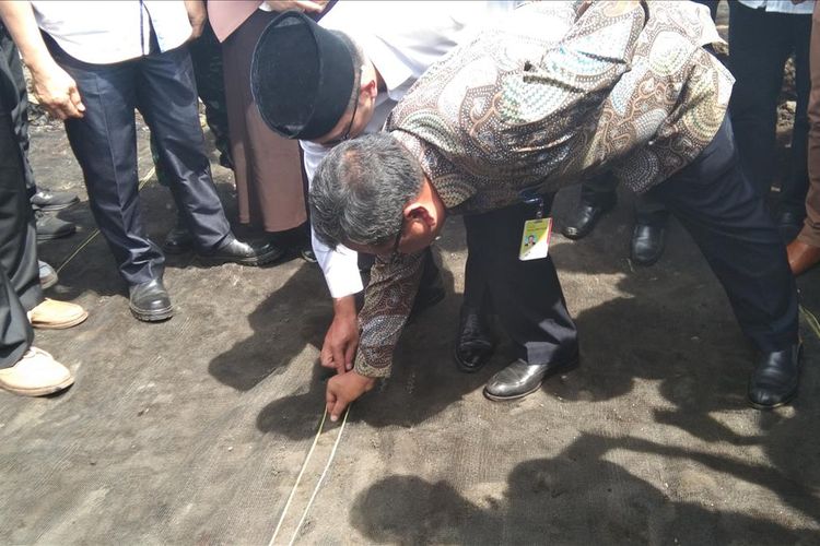 Gubernur Jawa Barat Ridwan Kamil (kiri) dan Direktur Utama Pertamina EP Nanang Abdul Manaf saat meninjau lokasi terdampak di Desa Cemarajaya, Kecamatan Cibuaya, Kabupaten Karawang, Rabu (7/8/2019).