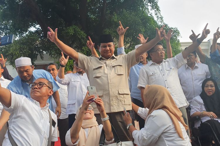 Calon presiden nomor urut 02 menanggapi hasil hitung cepat pilpres 2019, di kediamannya jalan Kertanegara, Jakarta, Rabu (17/4/2019).