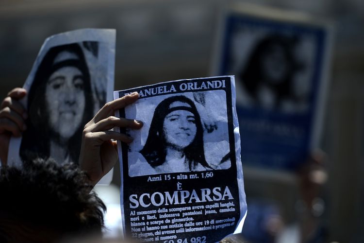 Foto yang dirilis 27 Mei 2012 memperlihatkan pengunjuk rasa memegang poster Emanuela Orlandi. Gadis 15 tahun yang dilaporkan menghilang pada 1983 setelah mengikuti kelas musik.