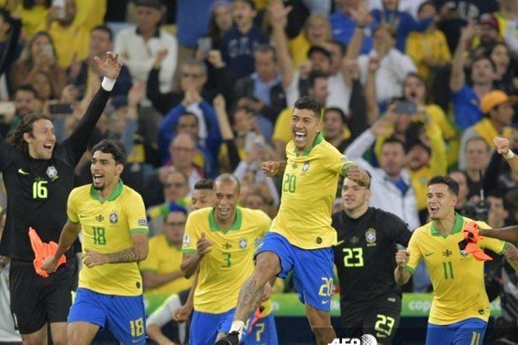 Para pemain timnas Brasil berselebrasi seusai menjuarai Copa America 2019 dengan mengalahkan Peru 3-1 pada laga final di Stadion Maracana, Rio de Janeiro, Brasil, 7 Juli 2019.