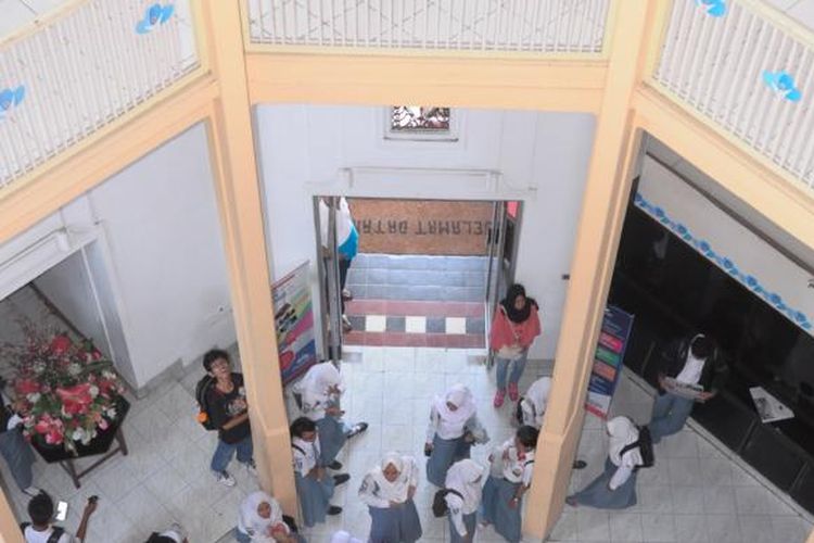 Kantor Asuransi Jiwasraya, yang dahulu merupakan kantor dari NILLMIJ (Nederlandsche Indische Lifrente Levensverzekering Maatschappij), salah satu perusahaan kereta atau trem besar di masa kolonial. Bangunan tiga lantai yang dibangun pada 1916 ini memiliki elevator yang diyakini sebagai yang tertua di Indonesia.