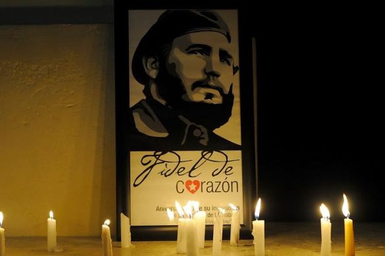 Mahasiswa Kuba di Universitas Havana menyalakan lilin di depan foto mendiang Fidel Castro untuk menghormati ikon revolusi tersebut.