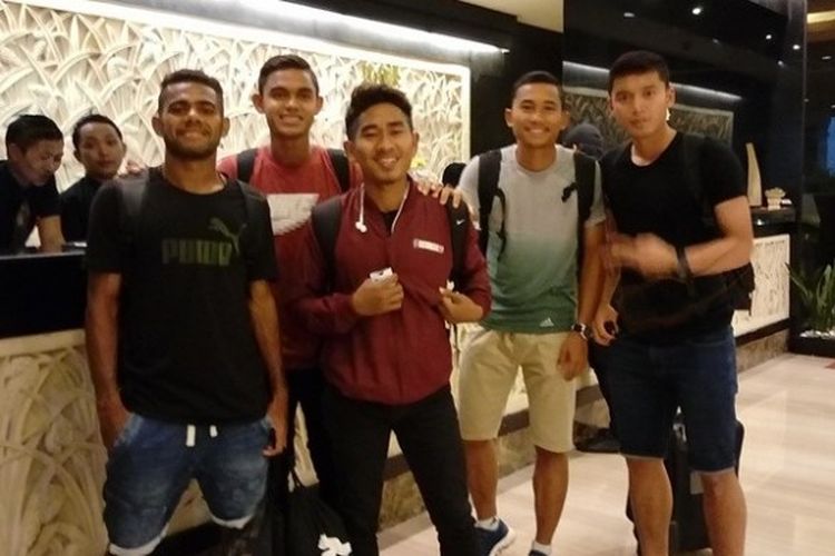 Empat pemain Bali United (dari kiri ke kanan), Yabes Roni, Miftahul Hamdi, Ricky Fajrin, dan Dicky Indrayana, yang dipangggil untuk training camp (TC) timnas U-22 di Bali, 21-28 Mei 2017, didampingi massaeurnya (tengah) tiba di Hotel Aston, Denpasar, Bali, Senin (22/5/2017).