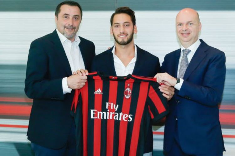 Hakan Calhanoglu saat diperkenalkan sebagai pemain baru AC Milan di Cassa Milan (4/7/2017).