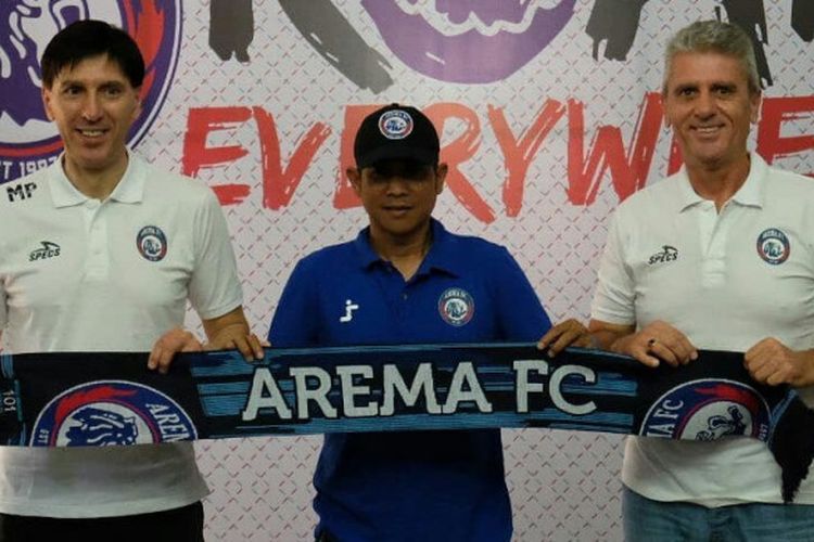 Milan Petrovic (kiri), pelatih baru Arema FC pendamping Joko Susilo (tengah).