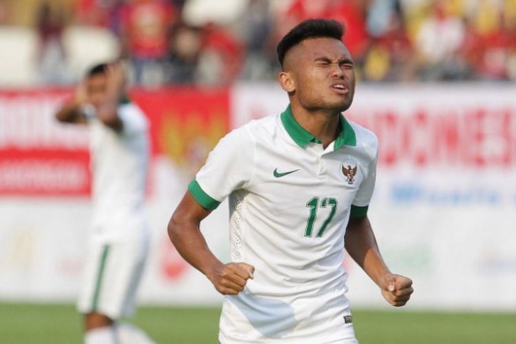 Ekspresi kecewa winger timnas U-22 Indonesia, Saddil Ramdani saat sepakannya membentur tiang gawang timnas U-22 Timor Leste pada laga ketiga Grup B SEA Games 2017 di Stadion MP Selayang, Selangor, 20 Agustus 2017.
