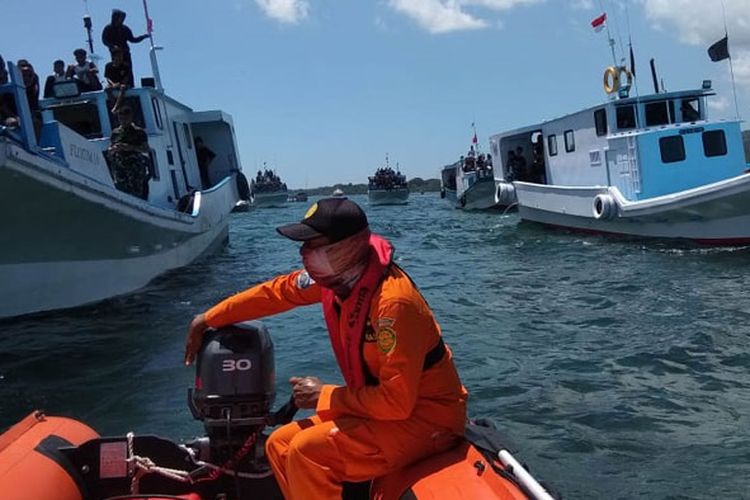 Sebanyak 19 personel Basarnas Maumere melakukan pengamanan prosesi Laut Semana Santa di Panti Paloh Larantuka, Flores Timur, Nusa Tenggara Timur, Jumat (19/4/2019).