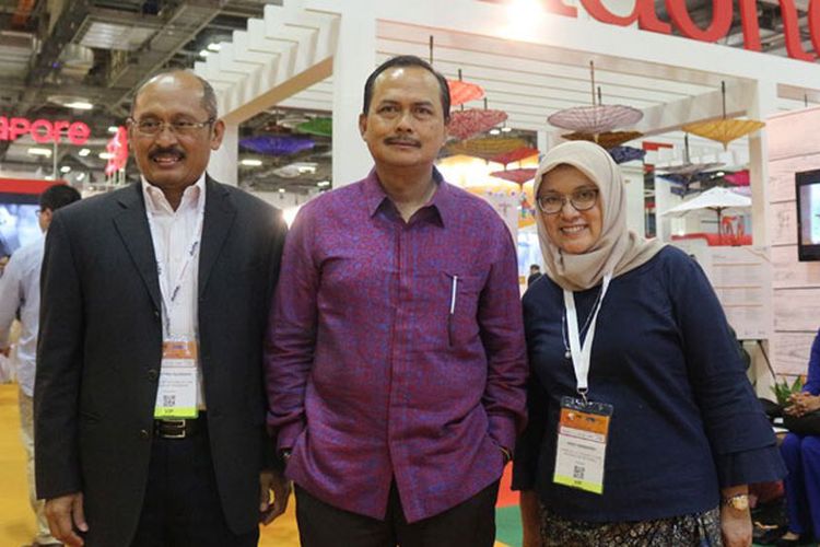 Duta Besar RI untuk Singapura Ngurah Swajaya (tengah) dan Asisten Deputi Pengembangan Pasar Asia Tenggara Kemenpar Rizki Handayani (kanan) di arena ITB Asia 2017, Marina Bay Sands, Singapura yang berlangsung 24-27 Oktober 2017.
