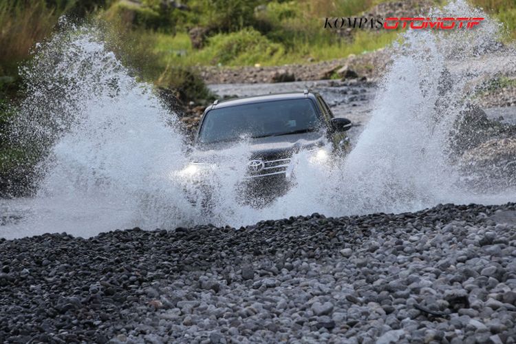 Uji ketangguhan Toyota Fortuner di Kali Kuning Merapi