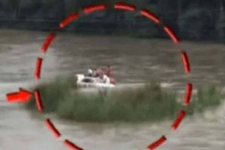 Potongan gambar video memperlihatkan sebuah BMW 3 Series terdampar di sungai di India. Mobil itu ditenggelamkan seorang pria yang kecewa karena tak mendapat Jaguar sebagai hadiah ulang tahun pekan lalu.