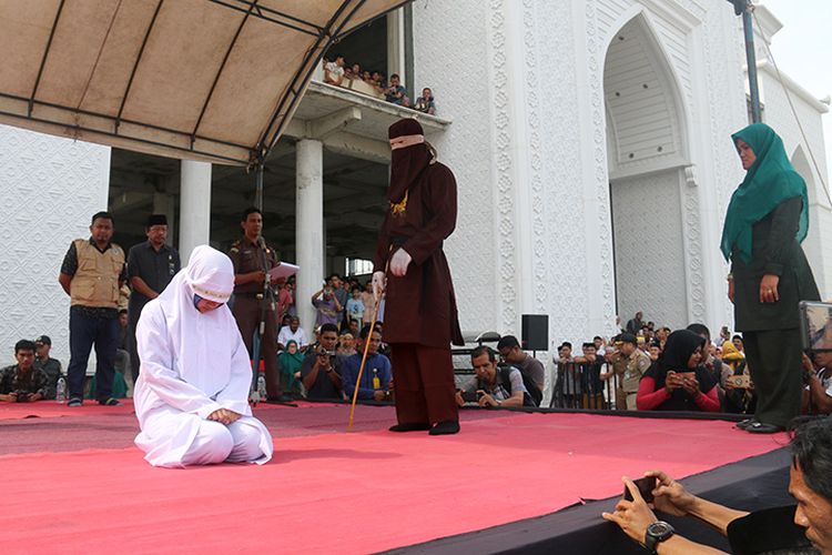 Tim JPU Kejaksaan Negeri Banda Aceh kembali melaksanakan eksekusi hukuman cambuk terhadap 10 terpidana yang melanggar Qanun Aceh Nomor 6 Tahun 2014 tentang Hukum Jinayat, Jumat (19/01/2018).