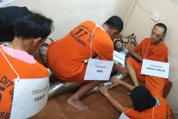 Reka adegan pembunuhan IA (20) yang diperagakan oleh empat pelaku ketika berada di Polda Sumatera Selatan, Senin (28/1/2019). Dalam adegan itu korban tewas setelah dipukul kayu balok, setelah itu diperkosa oleh pelaku.