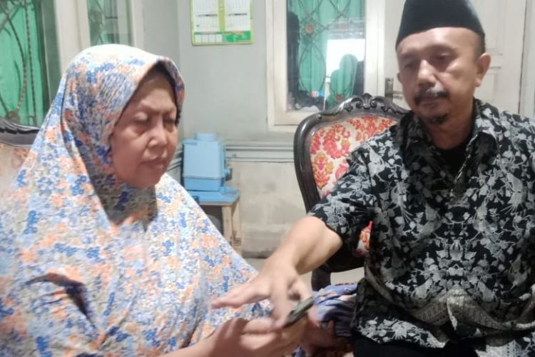 Hariyani (kiri), ibu salah satu tersangka video Jika Jokowi menang, tak ada lagi azan memohon maaf kepada Jokowi, Kamis (28/2/2019). 