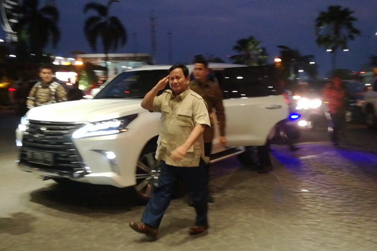 Ketua Umum Gerindra Prabowo Subianto mendatangi agenda pertemuan ulama di Hotel Menara Peninsula, Jakarta, Jumat (27/7/2018). Prabowo tiba sekitar pukul 18.15 WIB dengan menggunakan mobil Lexus putih bernomor B 1710 PSD. 