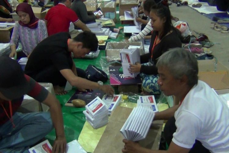 Pelipatan dan penyortiran surat suara di Gudang KPU Depok, Jalan Tugu, Cimanggis, Depok, Senin (11/3/2019)