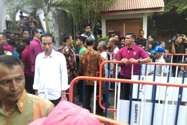 Presiden Joko Widodo atau Jokowi meninjau langsung pembagian sembako di halaman gedung Graha Saba Buana, Solo, Jawa Tengah, Sabtu (16/6/2018).