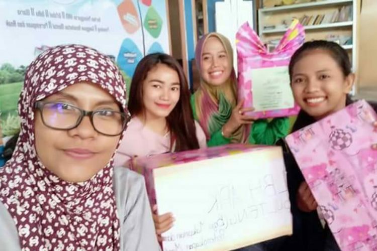 Kaum perempuan di Palu memberikan kado untuk Hasni sebagai bentuk empati atas kejadian buruk yang menimpanya selama 15 tahun terakhir.