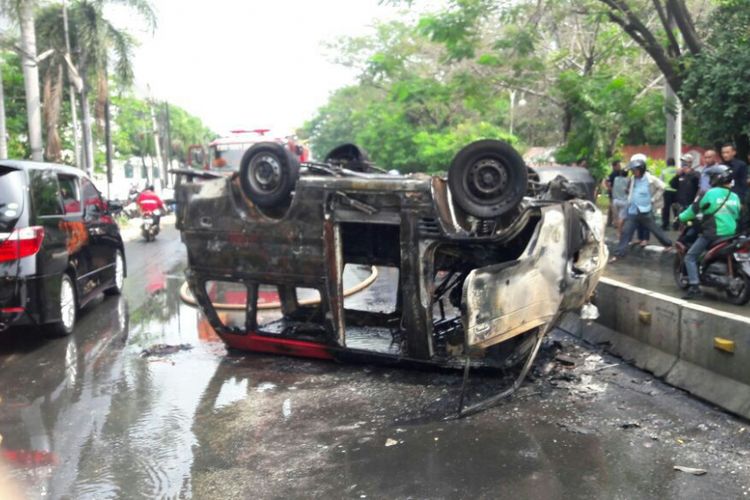 Sebuah angkot jurusan Muara Baru-Muara Angke terbakar saat melintasi Jalan Pluit Indah Raya, Jakarta Utara. Sopir tewas sedangkan tiga orang penumpang berhasil selamat, Senin (24/7/2017)