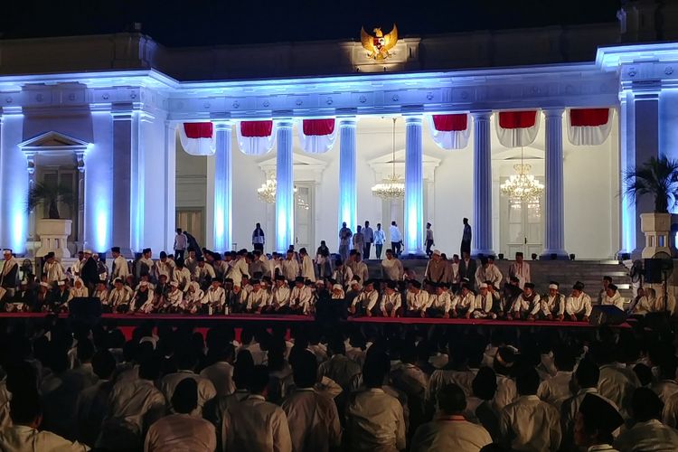 Istana Kepresidenan menggelar zikir kebangsaan mensyukuri nikmat kemerdekaan, di Kompleks Istana Kepresidenan, Jakarta, Selasa (1/8/2017).