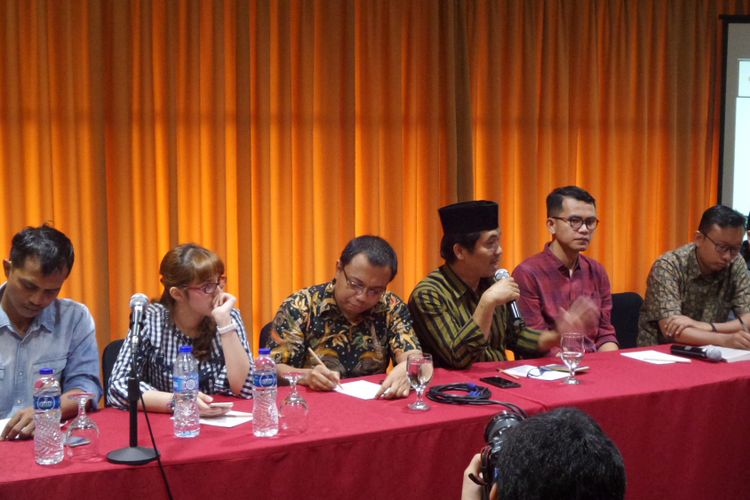 Sejumlah narasumber dalam masyarakat sipil kawal KPK menolak pembekuan KPK dalam diskusi di Jakarta, Minggu (10/9/2017)