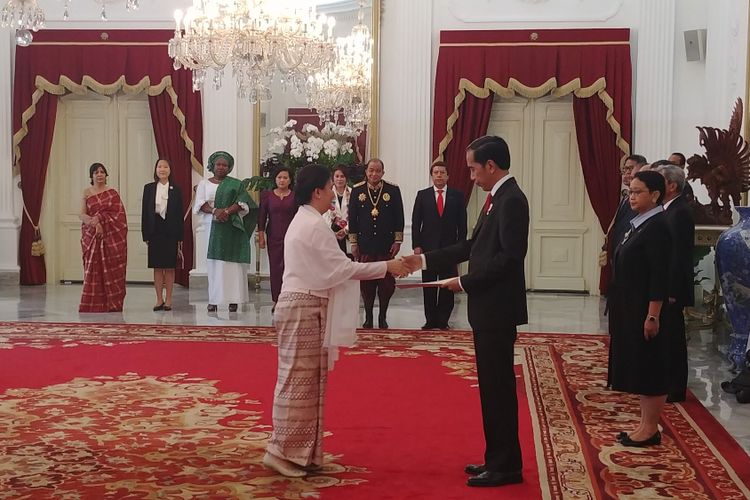 Presiden Joko Widodo menerima surat kepercayaan Duta Besar Myanmar untuk Indonesia, Ei Ei Khin Aye, di Istana Merdeka, Jakarta, Selasa (12/9/2017).